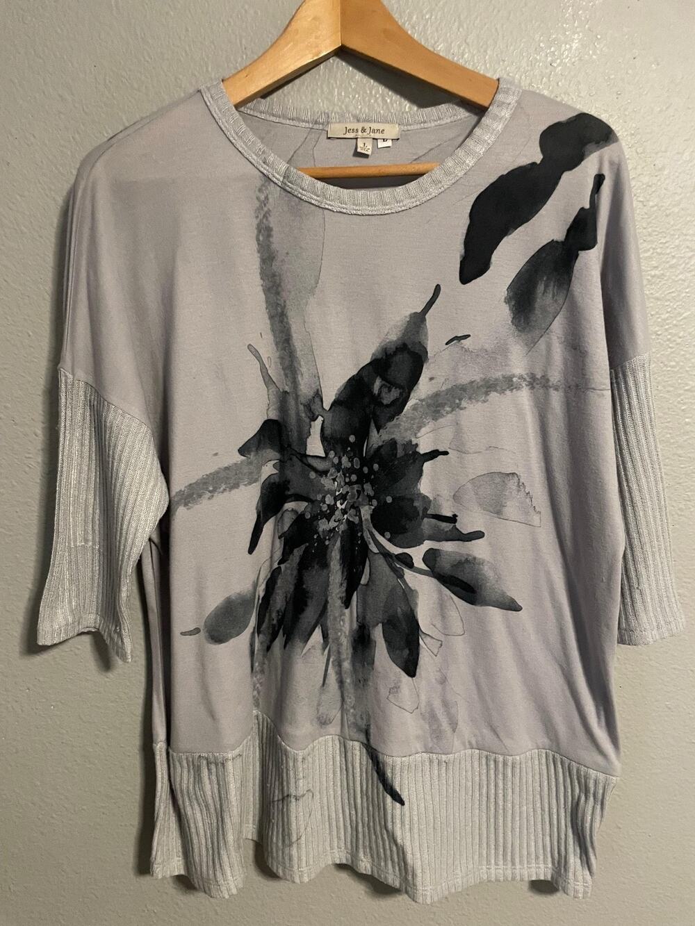 Jess & Jane Womens Top Large Gray Floral Crew Neck 3/4 Sleeve Stretch Artsy READ